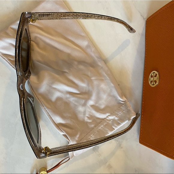 Tory Burch Sunglasses Black Crystal on Raffia w/ Smoke Gradient - Picture 2 of 8